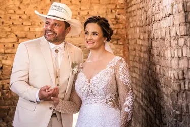 
			
				Casal que perdeu noivos em acidentes na mesma via celebra 1 ano de união
			
			