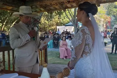 
			
				Casal que perdeu noivos em acidentes na mesma via celebra 1 ano de união
			
			