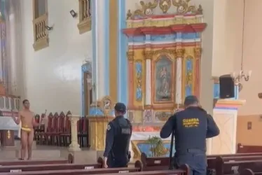 
			
				Homem com tornozeleira anda pelado pelas ruas e entra em igreja no Pilar
			
			