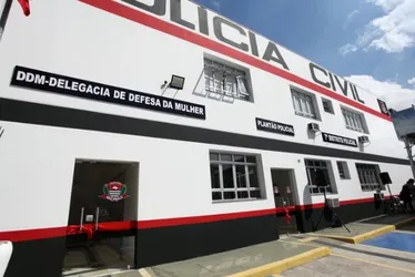 
				Homem é preso após tentar matar a namorada e fugir com o carro dela
			
			