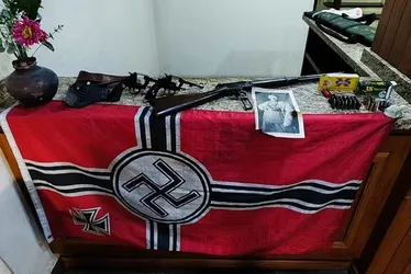 
			
				Homem é preso com bandeira nazista e foto de Hitler na geladeira
			
			