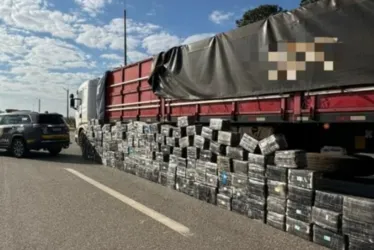 
				Homem é preso transportando 1,3 tonelada de droga escondida em carreta
			
			