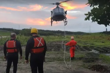 
			
				Homem fica ilhado após rio Paraíba transbordar e é resgatado em helicóptero
			
			