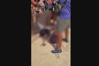 
			
				Homem morre afogado após ter mal súbito enquanto tomava banho em praia
			
			