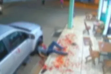 
				Homem morre com facada no pescoço em briga perto de sorveteria
			
			