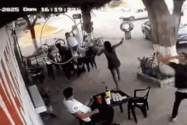 
			
				Homem usa barra de ferro para rachar cabeça de homem em bar
			
			