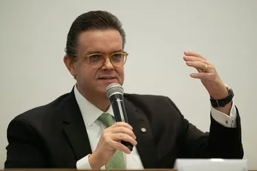 
				INSS: ministro diz querer pagar todos os aposentados até o fim do ano
			
			