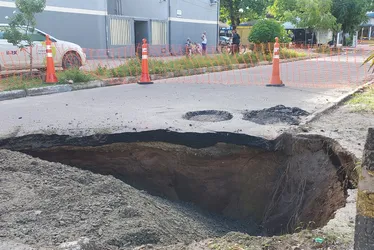
			
				Idosa cai em cratera que se abriu em rua da Jatiúca; via foi interditada
			
			