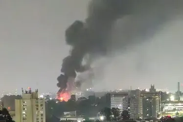 
			
				Incêndio atinge galpão e destrói três ônibus
			
			