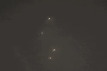 
			
				Irã ataca base americana: VÍDEO mostra mísseis no céu de Doha, no Catar
			
			