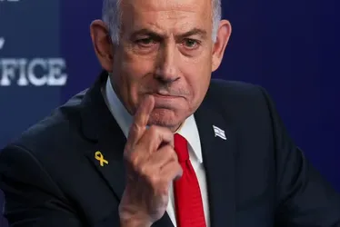 
			
				Israel ataca instalações nucleares no Irã e mata os 2 principais líderes militares do país
			
			
