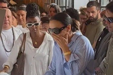 
				Ivete Sangalo chega bastante emocionada em velório de Preta Gil
			
			