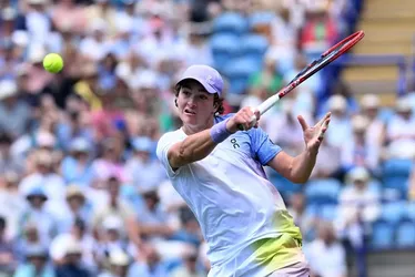 
			
				João Fonseca vence belga de virada e chega ao 1º triunfo na grama
			
			