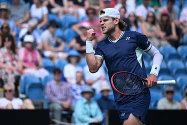 
			
				João Fonseca vence belga de virada e chega ao 1º triunfo na grama
			
			