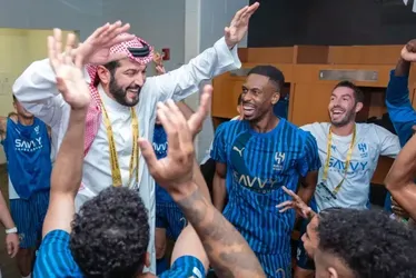 
				Jogadores do Al-Hilal fazem festa após anúncio de "bicho" no Mundial
			
			