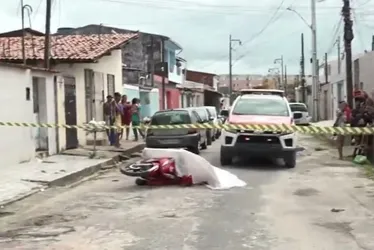 
				Jovem é morto a tiros após sair do trabalho para almoçar em casa
			
			