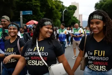 
			
				Jovens e mulheres puxam aumento de evangélicos no país, revela IBGE
			
			