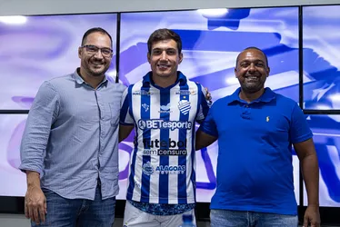 
			
				Léo Costa é apresentado no CSA e diz estar preparado para estreia: "Pronto para o desafio"
			
			