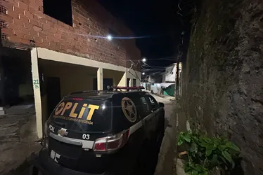
			
				Localizador leva polícia a esconderijo de aparelhos roubados no Feitosa
			
			