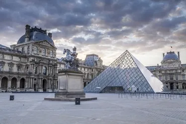 
			
				Louvre fecha as portas após greve de funcionários contra superlotação
			
			