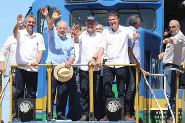 
				Lula diz que, se tiver saúde, disputará reeleição
			
			