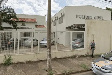
				Mãe tenta atropelar adolescente que agrediu filho em jogo de futebol
			
			
