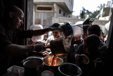 
				Mais de 100 organizações humanitárias alertam para fome em massa
			
			