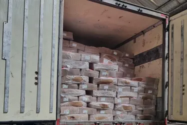 
			
				Mais de R$ 300 mil em frango e linguiça com documentação irregular são apreendidos em operação na Levada
			
			
