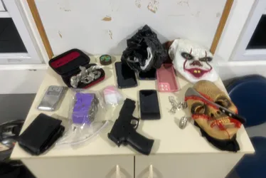 
				Máscara de palhaço: assaltante disfarçado é preso com drogas e simulacro
			
			