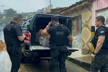 
				Megaoperação em Alagoas prende mais de 20 suspeitos ligados ao Comando Vermelho
			
			