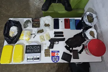 
			
				Megaoperação policial desmonta esquema de tráfico com arsenal e mais de 3 kg de drogas em Japaratinga
			
			