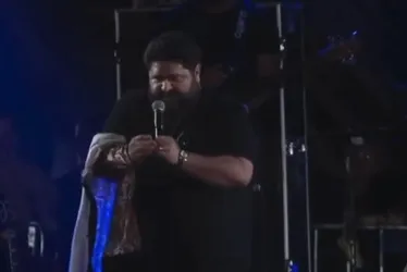 
				Menotti presenteia gari com jaqueta em show no São João Massayó
			
			