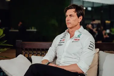 
			
				Mercedes defende Hamilton e pede paciência à Ferrari: ‘Todos precisam se adaptar’
			
			