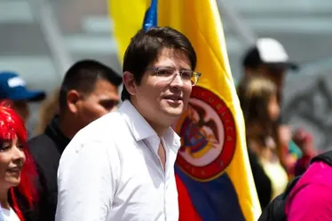 
			
				Miguel Uribe, pré-candidato à Presidência da Colômbia, fica em estado crítico após ser baleado em ato de campanha
			
			