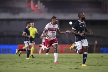 
				Mikael, uma das grandes contratações da temporada do CRB, vive péssimo momento no Galo
			
			