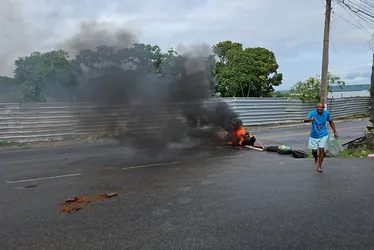 
			
				Moradores protestam na Ladeira do Calmon contra falta de água
			
			