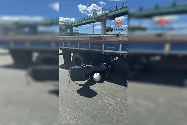 
			
				Moto vai parar embaixo de caminhão após acidente em via
			
			