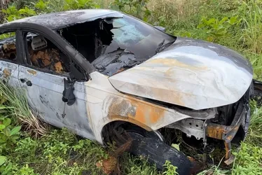 
				Motorista que teve carro incendiado em fogueira relata pânico: 'Achava que era lixo'
			
			