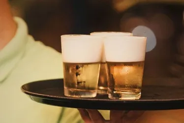 
				Mulher mata marido e é presa tomando cerveja com faca na cintura
			
			