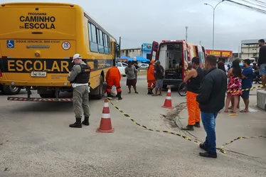 
				Mulher que pilotava moto fica presa embaixo de ônibus após colisão
			
			
