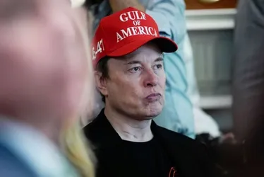 
				Musk evita reagir após Trump ameaçá-lo de deportação: “Vou me conter”
			
			