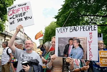 
				'Não é bem-vindo': Trump enfrenta protestos em visita à Escócia
			
			