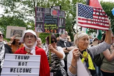 
				“Não é bem-vindo”: protestos marcam visita de Trump à Escócia
			
			