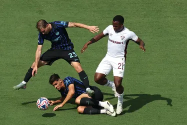 
				Não é o placar que mente. É quem não quer ver o jogo.
			
			