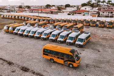 
			
				Nova frota do transporte escolar começa a trafegar em Maceió, com 250 ônibus
			
			