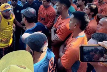 
				O futebol se cala, e o
medo assume comando
			
			