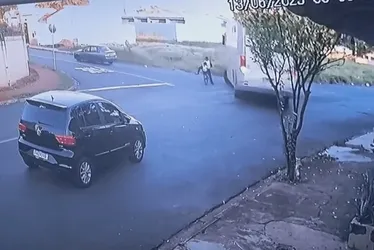 
			
				Vídeo: criança de 3 anos morre atropelada por ônibus enquanto andava de bicicleta
			
			