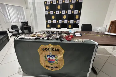 
				Operação apreende celulares, drogas e armas em presídios de Alagoas
			
			