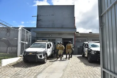 
				Operação apreende celulares, drogas e armas em presídios de Alagoas
			
			