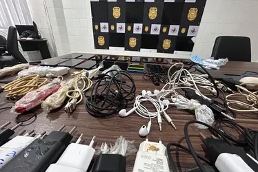
				Operação apreende celulares, drogas e armas em presídios de Alagoas
			
			